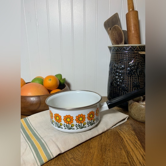 Vintage Enamelware Saucepan With Groovy Floral Print - Picture 1 of 5